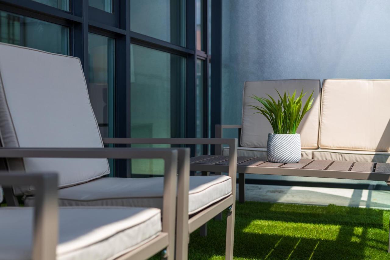 Ultra Luxurious 2.5 Bedroom 2 Full Bathroom 1 Parking Condo Near Sq1 Striking Views Місісаґа Екстер'єр фото