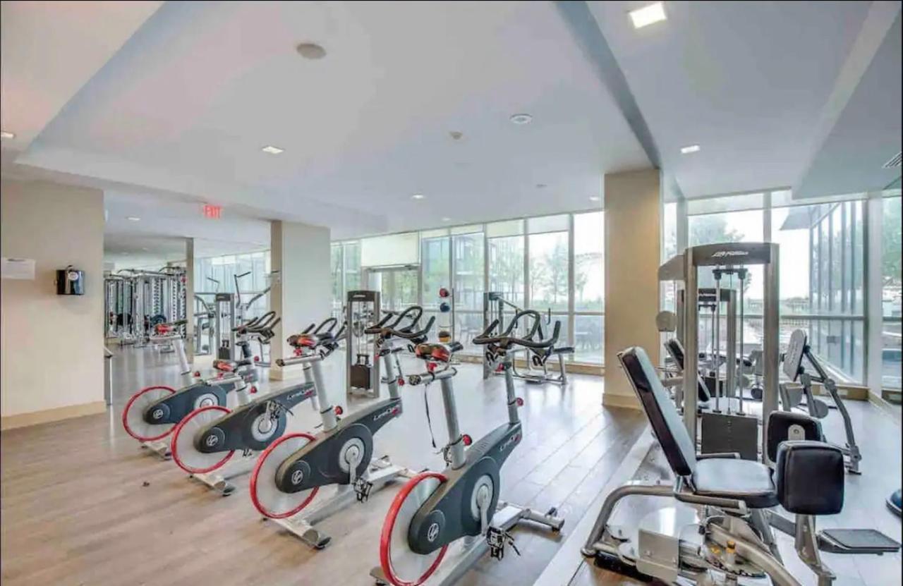 Ultra Luxurious 2.5 Bedroom 2 Full Bathroom 1 Parking Condo Near Sq1 Striking Views Місісаґа Екстер'єр фото